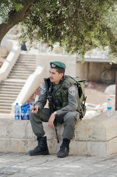 Policía israelí de uniforme sentado en el parapeto de Jerusalén — Foto de Stock