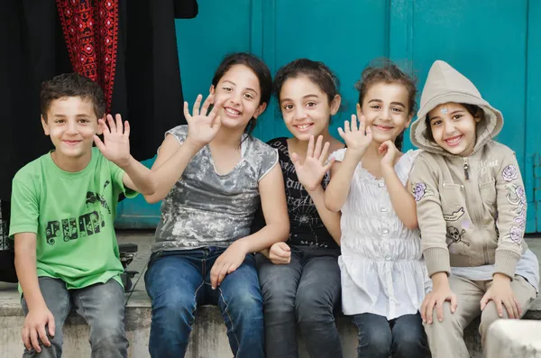 Filhos felizes, bonitos e acolhedores da Palestina. Alegria, sorrisos, amizade . Imagem De Stock