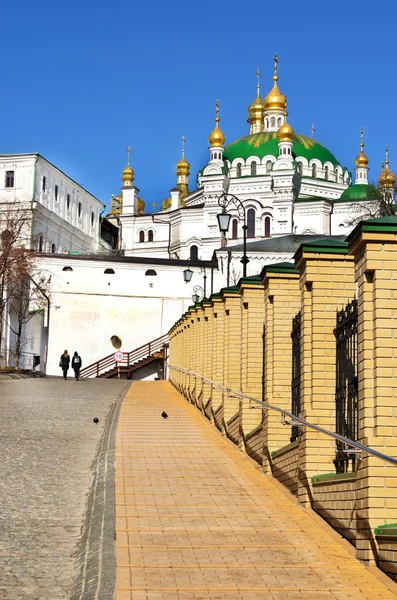 Kiev - Pechersk Lavra.Golden cúpula da igreja em um contexto do rio Dnieper e edifícios — Fotografia de Stock