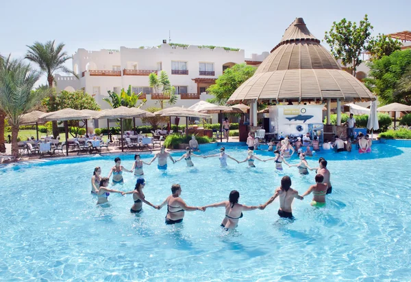 bir grup insan havuzu yapıyor