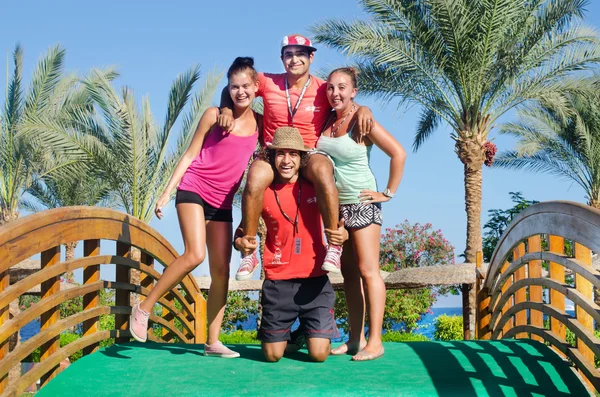 gülümsüyor, duygular gençlik grupları. animasyon ekibi