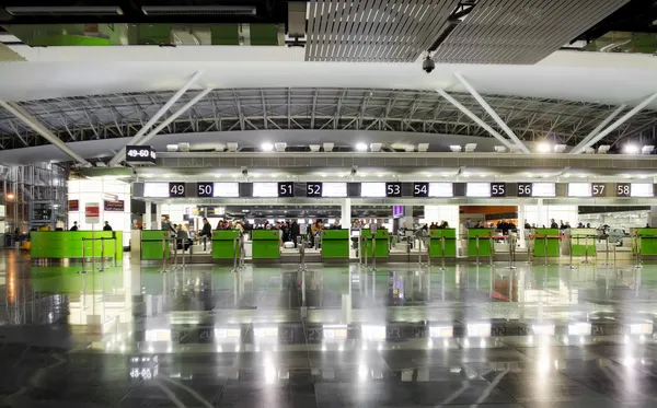 Flughafen Kiev borispol. Terminal d. Passagiere unterziehen sich Zollkontrollen und Handgepäck. — Stockfoto