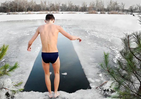 Bravoure, courage. Un homme se tient sur le bord du trou . — Photo