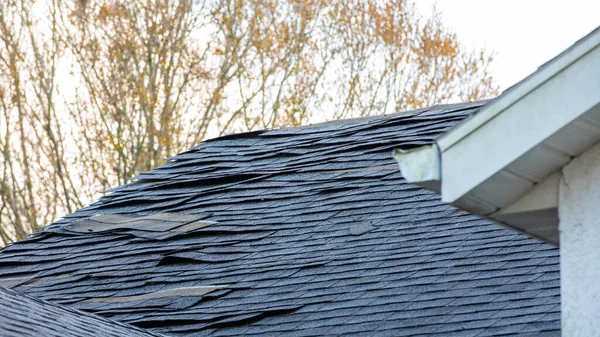 Old Damaged Asphalt Roof Shingles House Roof — Stock Photo, Image