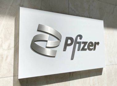 New York, New York, ABD - 4 Mayıs 2021: New York 'taki şirket binasının yan tarafında Pfizer tabelası ve logosu. 