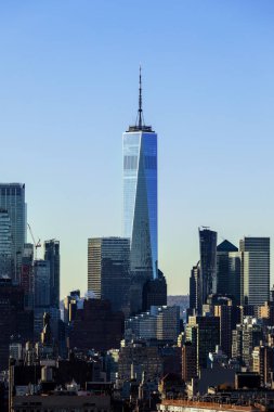 Manhattan 'ın aşağısında gün doğumu ve Özgürlük Kulesi