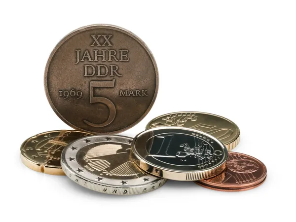 Pièces de monnaie de la RDA et de l'Union européenne . — Photo