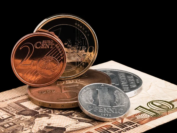 Pièces de monnaie de la RDA et de l'Union européenne . — Photo