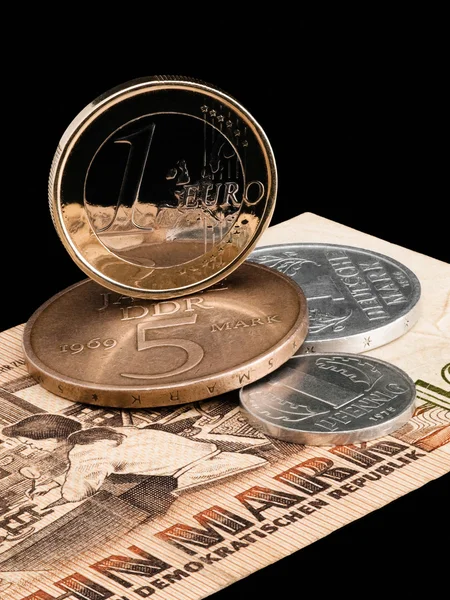 Монеты ГДР и Европейского союза . — стоковое фото