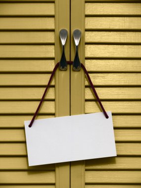 bir kapı üzerinde bilgi tabela.