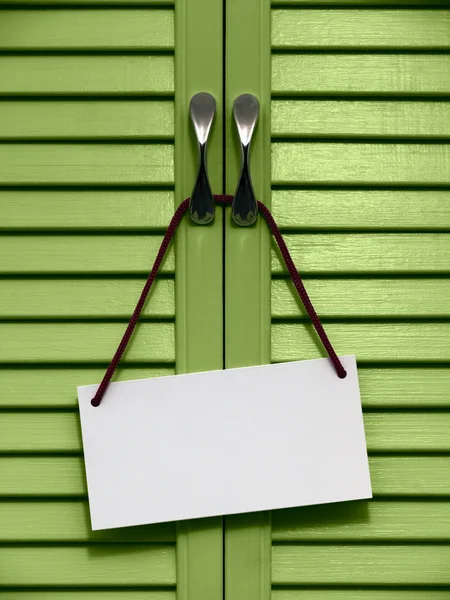 bir kapı üzerinde bilgi tabela.