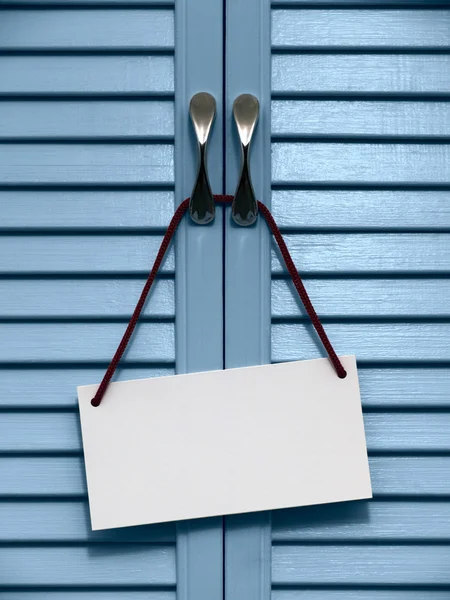 bir kapı üzerinde bilgi tabela.