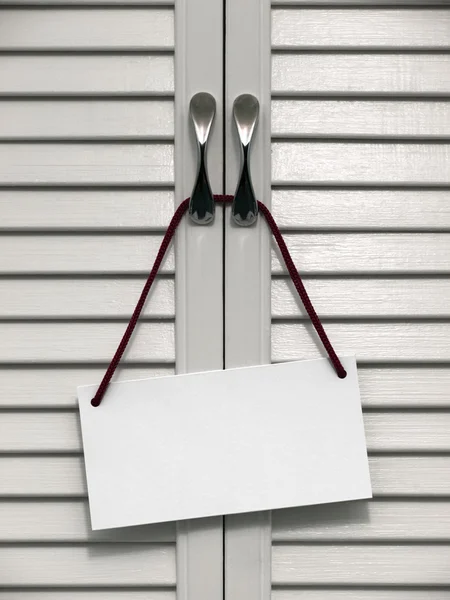 bir kapı üzerinde bilgi tabela.