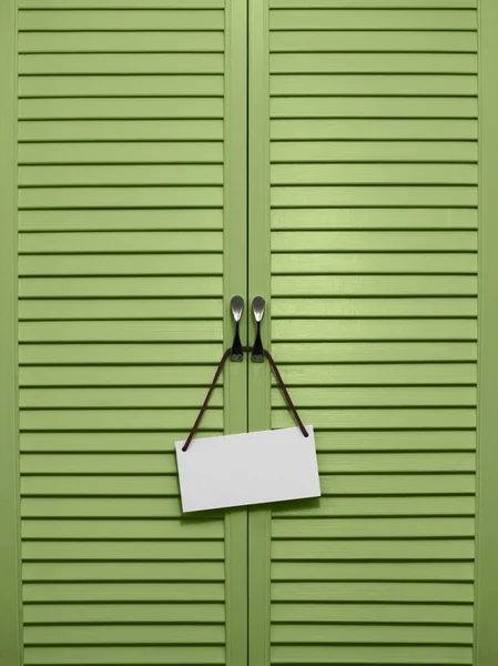 Türen und ein Hinweisschild. — Stockfoto