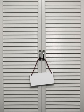 kapı ve bir bilgi tabela.