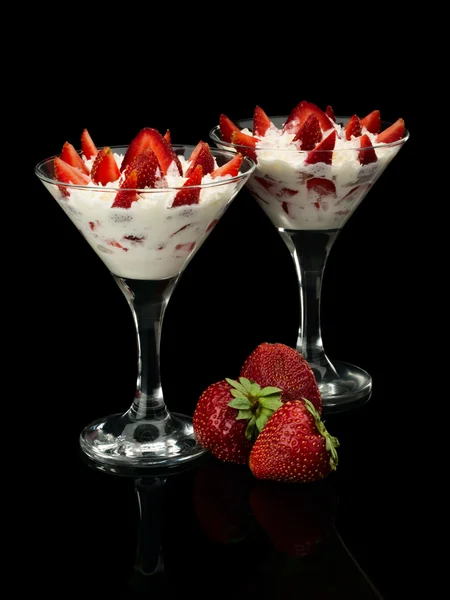 Φράουλα με κρέμα σε δύο ποτήρια. — Φωτογραφία Αρχείου