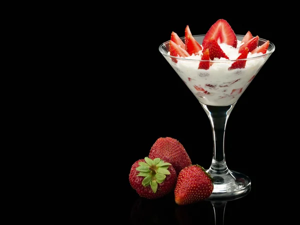 Fragola intera e con crema in un bicchiere — Foto Stock