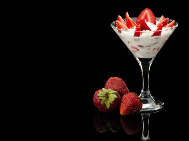 çilek ve krema bir cam ile tüm