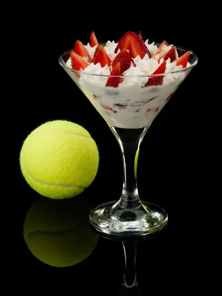 Клубника со сливками и теннисный мяч . — стоковое фото