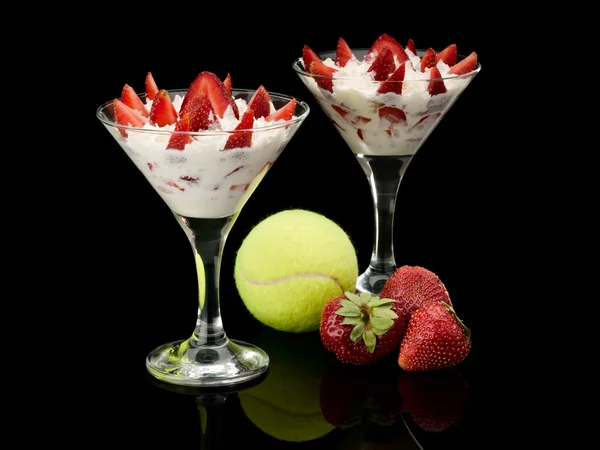 Tennis sfär och smultron med grädde i två glas med — Stockfoto