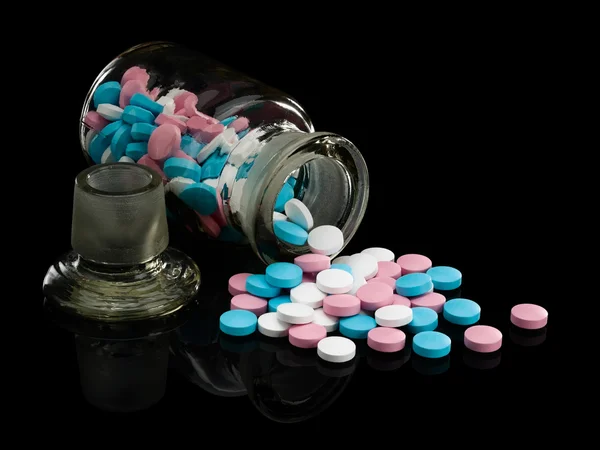 Glasflaska med glaspropp och grupp ett piller. — Stockfoto