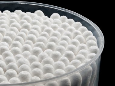 siyah bir arka plan üzerine tomurcukları pamuk ambalaj.