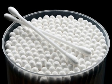 siyah bir arka plan üzerine tomurcukları pamuk ambalaj.