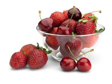 çilek ve cam vazo içinde sunulan tatlı kiraz