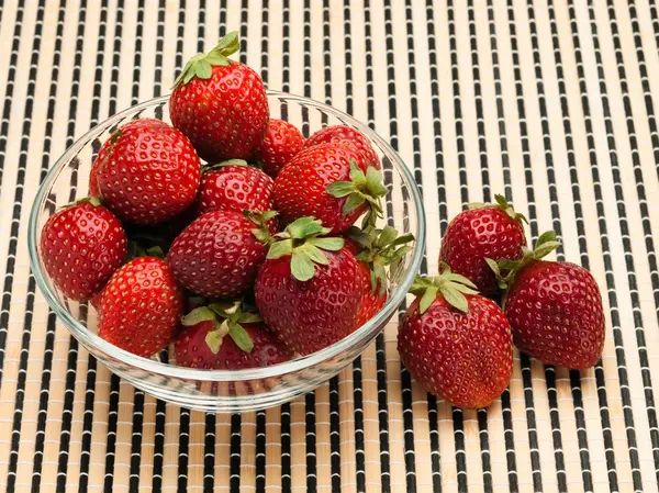 Strawberry in a glass vase — Stockfoto