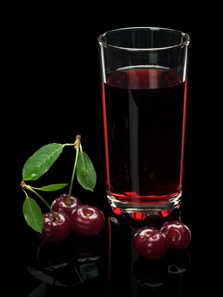 Sok wiśniowy i jagody na czarnym tle. — Zdjęcie stockowe