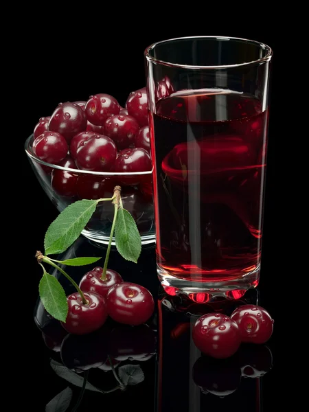 Bär av en cherry och juice på svart bakgrund. — Stockfoto