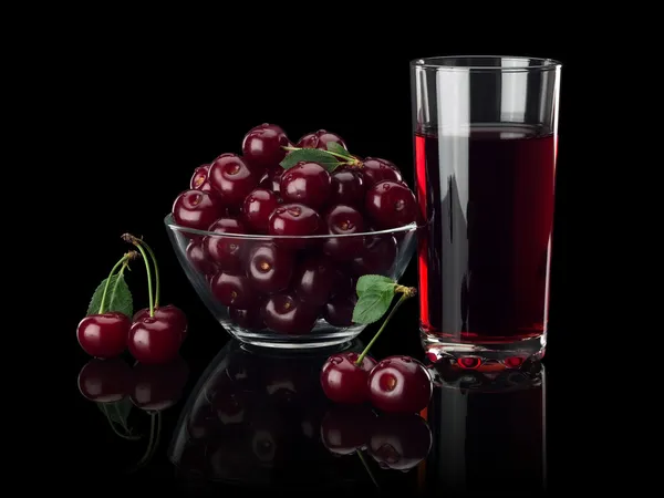 Bär av en cherry och juice på svart bakgrund. — Stockfoto