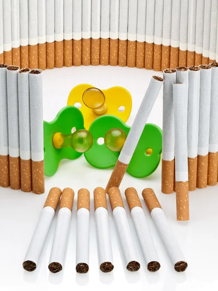 Barn dummies bakom inte avslutat staket från cigaretter — Stockfoto