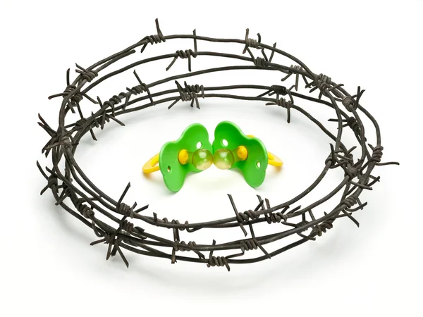 Çocukluk arkasında dikenli tel