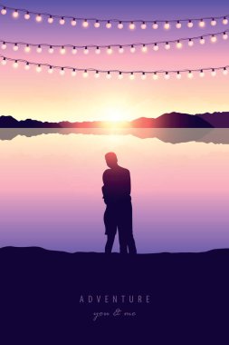 gün batımında göl kenarında romantik çift siluet