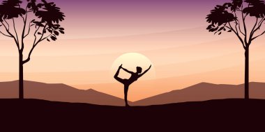 Yogacı kız büyük ağaçlar ve gün batımında dağ manzaralı güzel bir manzara.