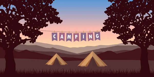 Tendas de acampamento de verão entre árvores no prado com vista para a montanha —  Vetores de Stock
