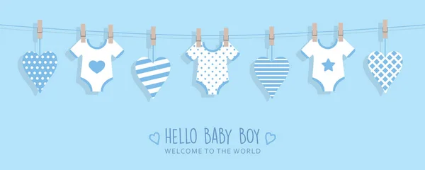 Es una tarjeta de felicitación de bienvenida de niño para el parto con corazones y trajes colgantes — Vector de stock