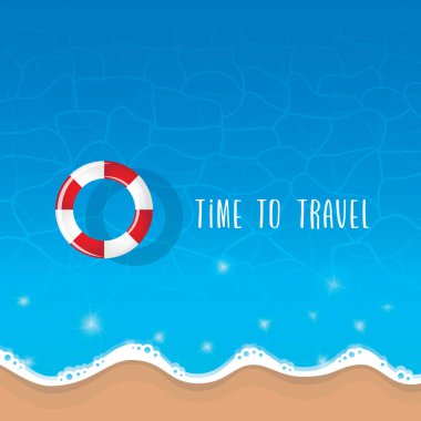 Sahilde mavi suda yüzen kırmızı ve beyaz can simidi.