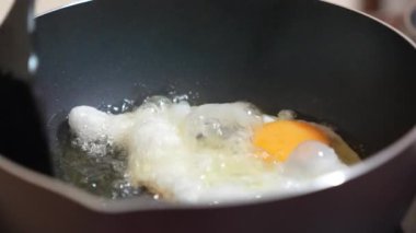 Kahvaltıda yumurta sarısı ve yumurta akını karıştırmadan bir tavada yumurtaları kapatıyoruz yağda yumurta kızartmak çıtır çıtır yapıyor..