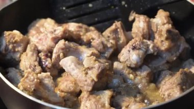 Biber ve sarımsak ile marine edilmiş domuz pirzolası, baharat aromalı domuz eti..