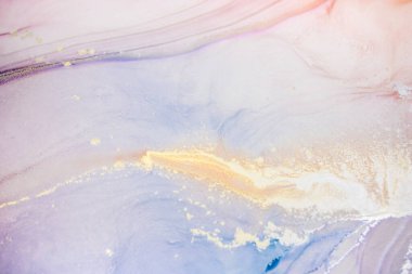 Alkol mürekkebi tekniğinde soyut akışkan resim, mavi, kırmızı ve altın rengi boya karışımı. Altın damarlar parlayan mermer taşlar. Yüksek çözünürlük Donmuş boya karışımları, inanılmaz desenler ve lekeler örüyor..