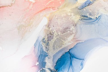 Alkol mürekkebi tekniğinde soyut akışkan resim, mavi, kırmızı ve altın rengi boya karışımı. Altın damarlar parlayan mermer taşlar. Yüksek çözünürlük Donmuş boya karışımları, inanılmaz desenler ve lekeler örüyor..