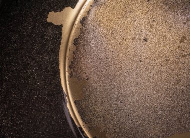 Altın yaldızlı arka plan, parlak parlak ışık konfetisi. Modern sanat. Soyut renkli duvar kâğıdı. Afişler için Sıvı Sanat, ruhani grafik tasarımı.