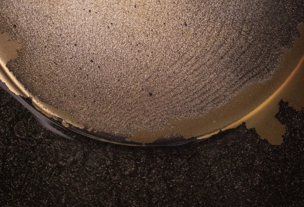 Altın yaldızlı arka plan, parlak parlak ışık konfetisi. Modern sanat. Soyut renkli duvar kâğıdı. Afişler için Sıvı Sanat, ruhani grafik tasarımı.