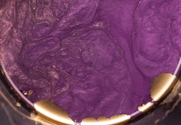 Remolinos de tinta de alcohol en lila, lavanda, violeta, oro son una reminiscencia de mármol y ondas de ágata. Banderas Fluid Art, diseño gráfico etéreo. —  Fotos de Stock