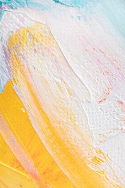 Arka plan akrilikle yazılmış. Renkli tonlarda boyamış. Yağlı boya ve palet bıçağıyla yapılmış bir resmin resmi..