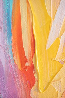 Arka plan akrilikle yazılmış. Renkli tonlarda boyamış. Yağlı boya ve palet bıçağıyla yapılmış bir resmin resmi..