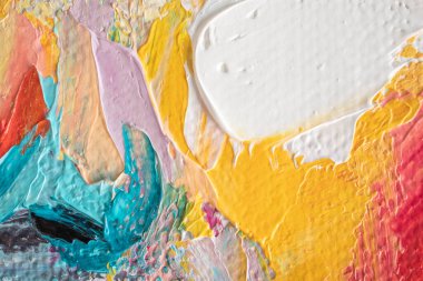 Arka plan akrilikle yazılmış. Renkli tonlarda boyamış. Yağlı boya ve palet bıçağıyla yapılmış bir resmin resmi..