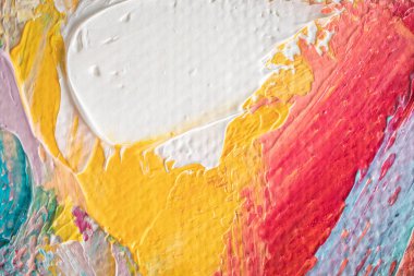 Arka plan akrilikle yazılmış. Renkli tonlarda boyamış. Yağlı boya ve palet bıçağıyla yapılmış bir resmin resmi..